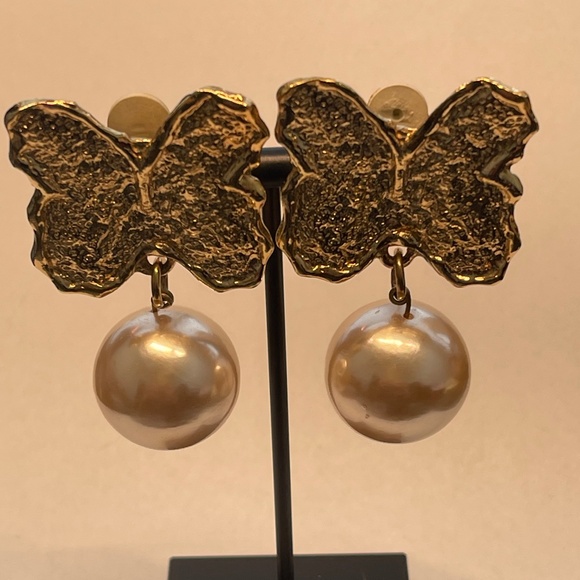Guy Laroche Gilt Metal Butterfly Clip Earrings with Pink Pearls - Picture 2 of 5